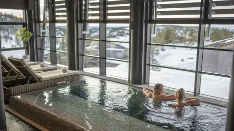 Personer som badar på ett SPA